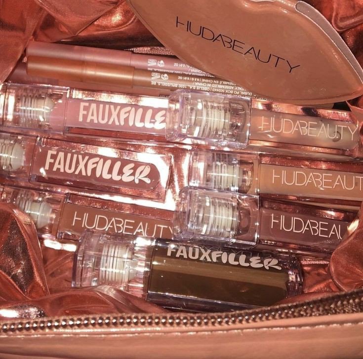 HUDA BEAUTY faux filler  LipGloss
